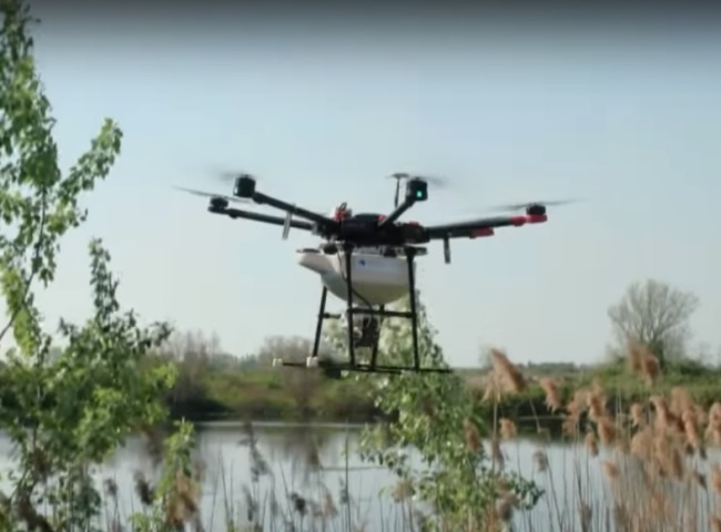 distribuzione granulati con drone