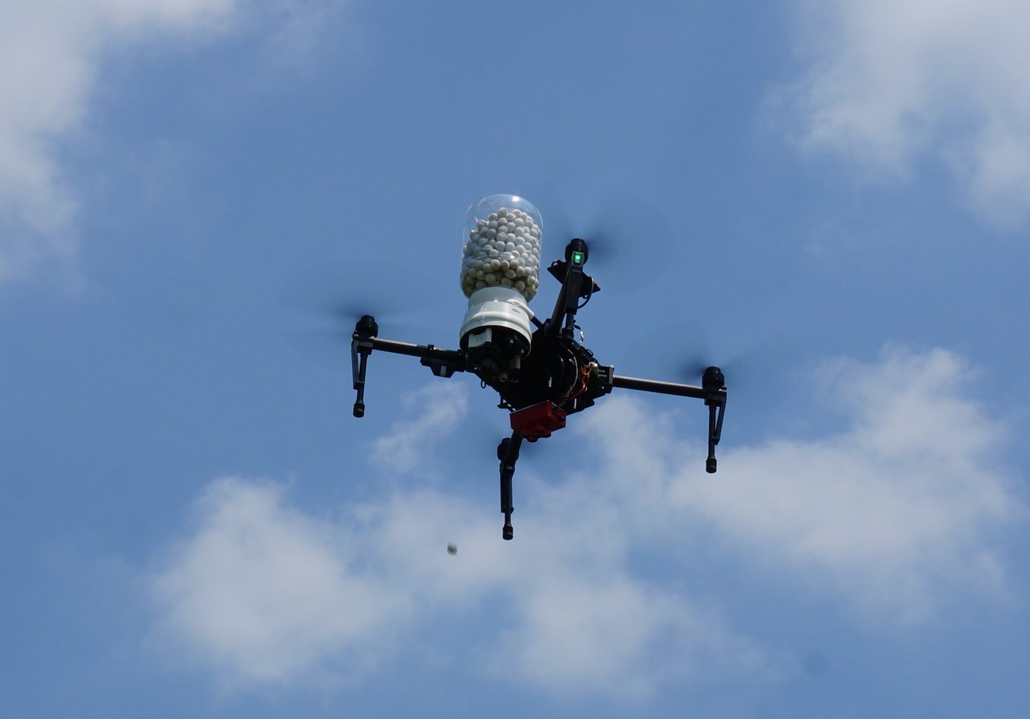 distribuzione capsule con drone per agricoltura biologica