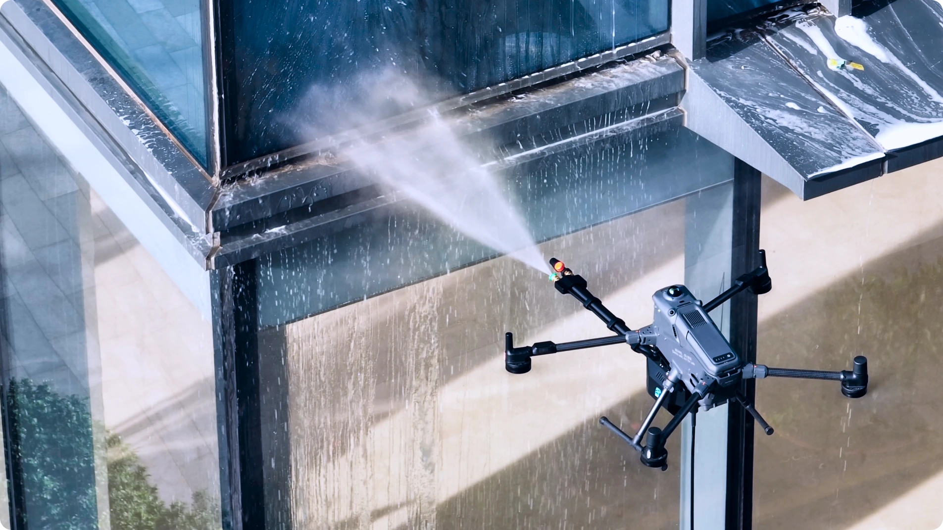 Drone lavaggio facciate continue e vetrate grattacielo