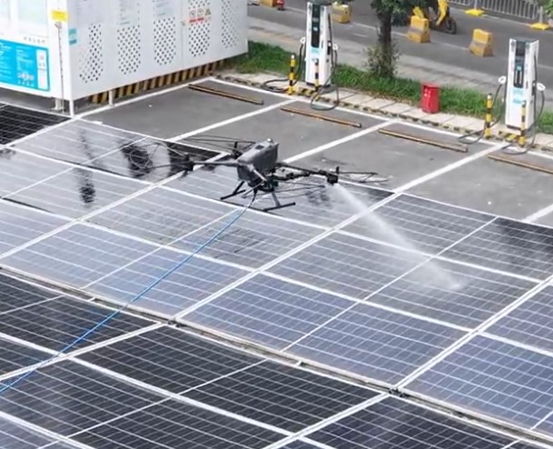 Pulizia di moduli e pannelli fotovoltaici con drone e kit idropulitrice Falcon X2